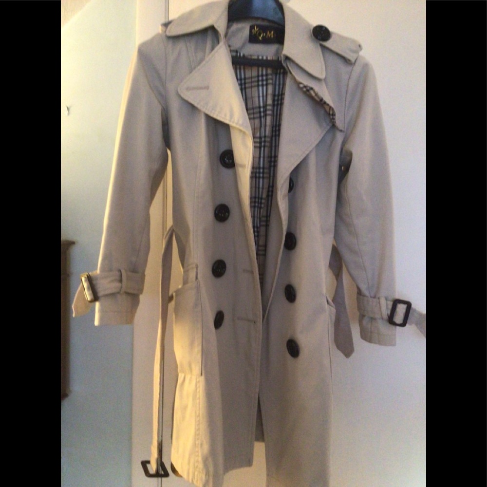 Woman’s Trench Coat tan
